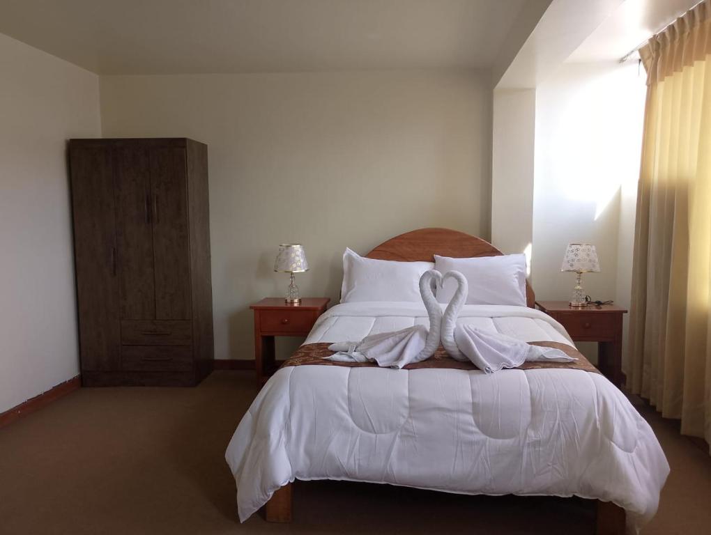- une chambre avec un lit recouvert d'un cygne dans l'établissement Hotel Casa Shami, à Cusco