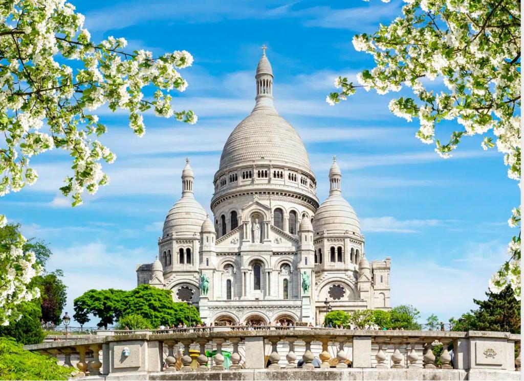 - une vue sur la cathédrale de Saint-Sauveur dans l'établissement Joli studio coeur Montmartre A, à Paris