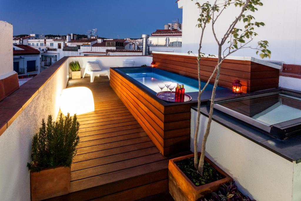 una terraza en la azotea con piscina en un edificio en Bo&Co Apartments, en Sitges