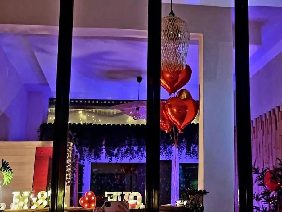 Pokój z oknem z 2 balonami na serce w obiekcie Spa détente pour une nuit unique w Charleroi