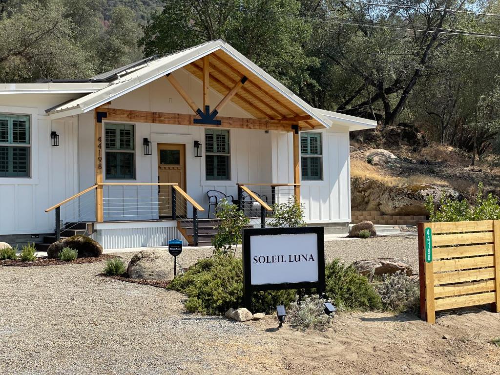 uma pequena casa com um sinal em frente em Soleil Luna 2 miles from Sequoia Park Entrance em Three Rivers