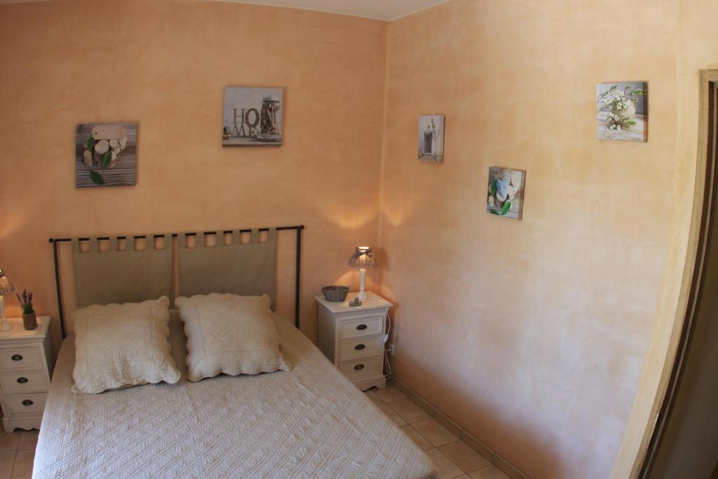 Postel nebo postele na pokoji v ubytování Les Pres de Gordes