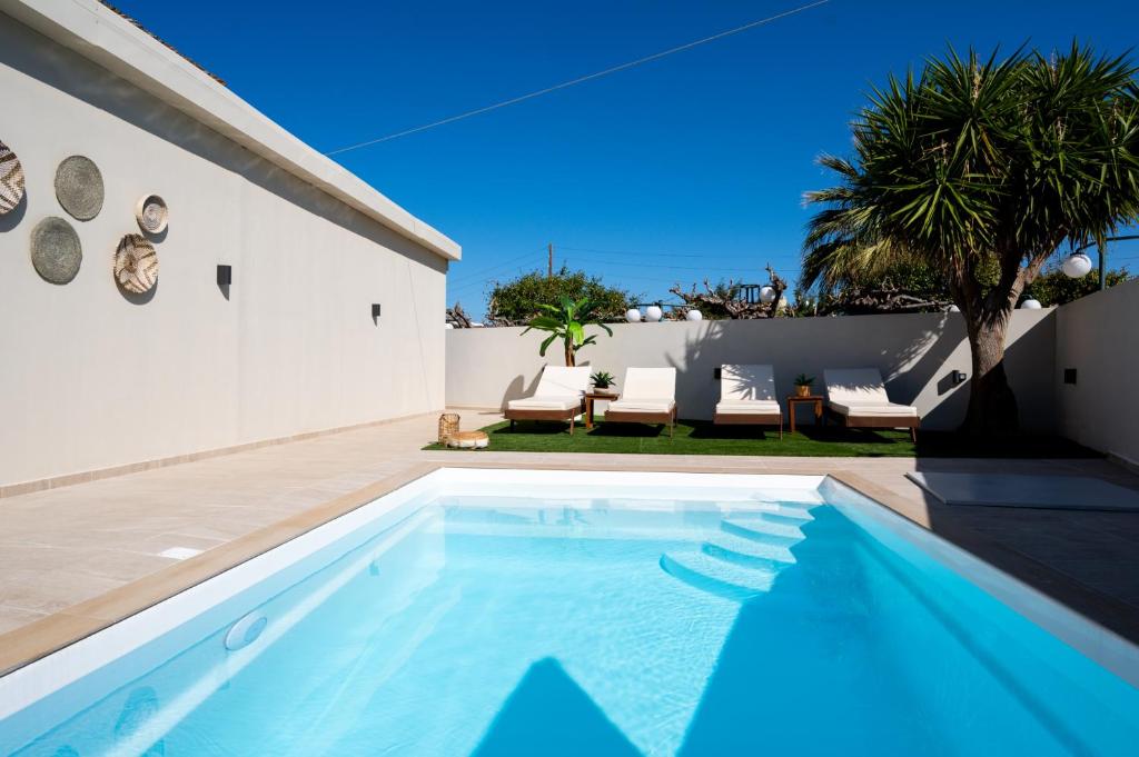 - une piscine dans l'arrière-cour d'une maison dans l'établissement Searenity Villa Malia with private swimming pool, à Mália