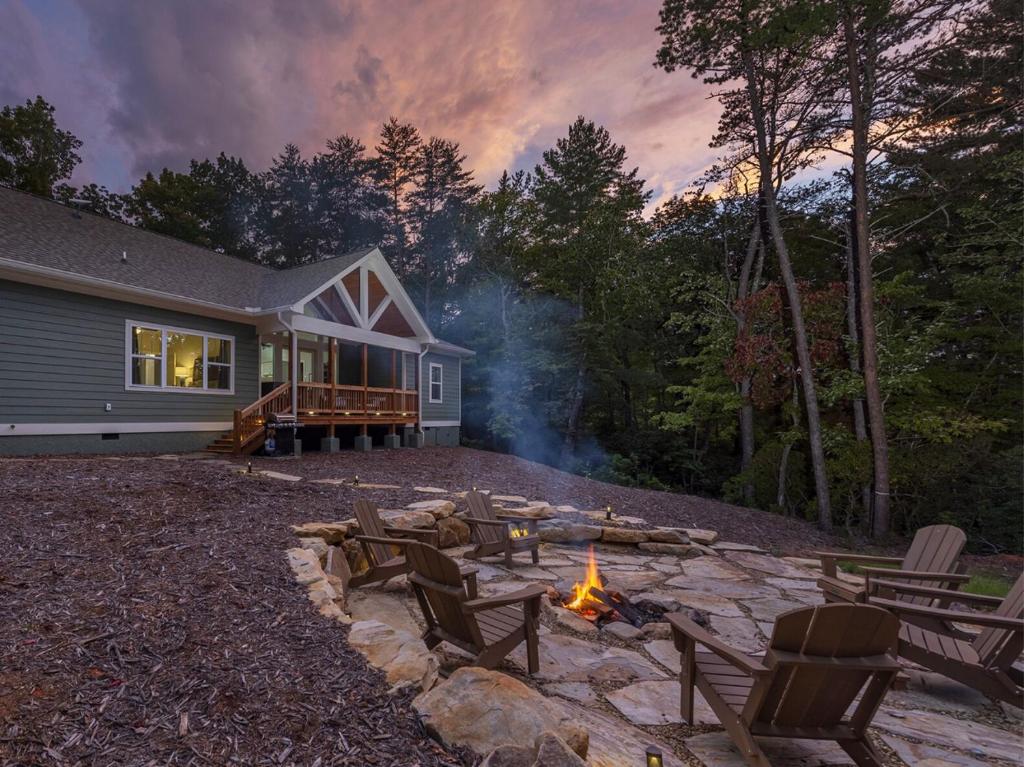 une arrière-cour avec un foyer extérieur, des chaises et une maison dans l'établissement Mountain Days Pet Friendly, Fire Pit, Boat Slip, à Nebo