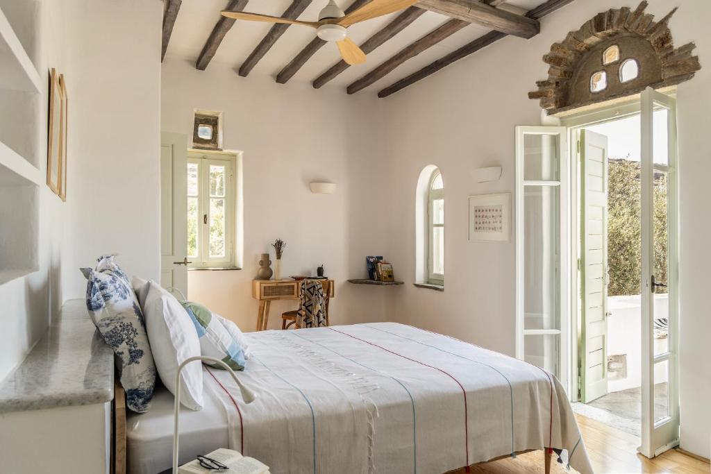 Ένα ή περισσότερα κρεβάτια σε δωμάτιο στο Tzitzikey House Tinos