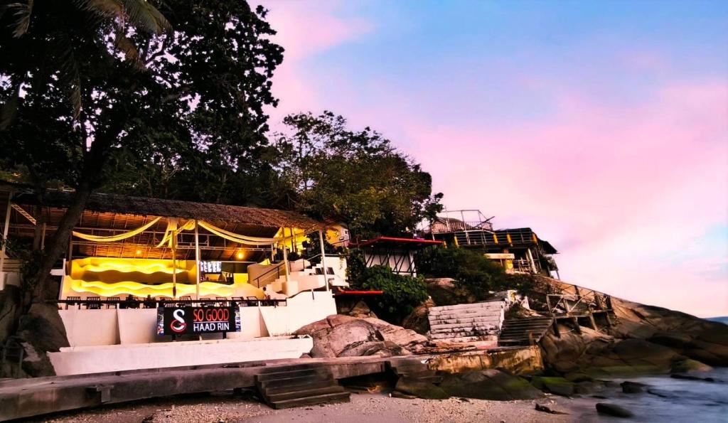 - un complexe sur la plage avec un bâtiment dans l'établissement So Good Haad Rin Hostel, à Haad Rin