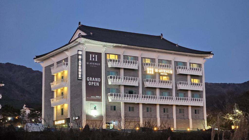 un gran edificio con ventanas y balcones por la noche en H Avenue Gyeongju Bulkuk temple en Gyeongju