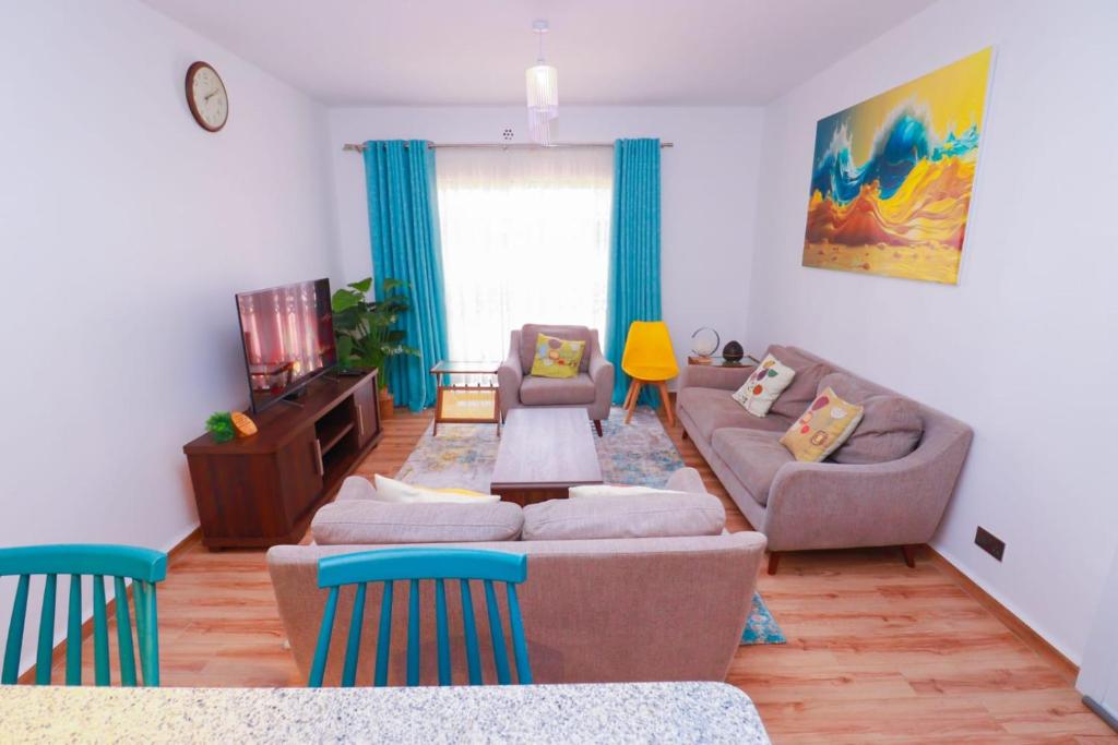 ein Wohnzimmer mit einem Sofa und einem Tisch in der Unterkunft Unity East B802 Tatu City in Tatu City