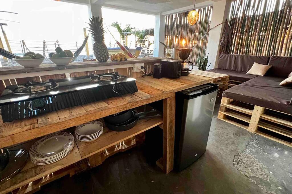 uma cozinha com um balcão com um lavatório e um fogão em Surf House Mizata em Santa María Mizata