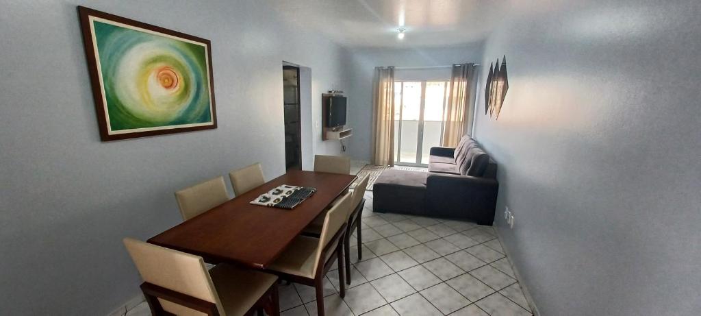 Zimmer mit einem Esstisch und einem Wohnzimmer in der Unterkunft Apartamento 202 mobiliado 2 quartos em Jaraguá do Sul in Jaraguá do Sul