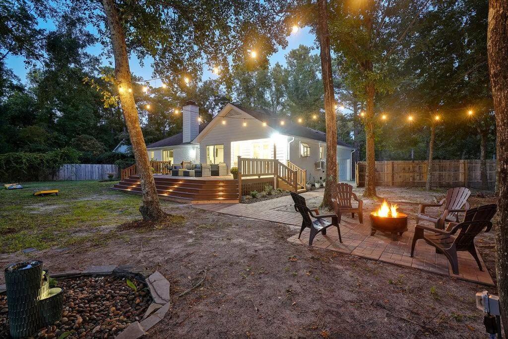 einen Hinterhof mit einem Haus mit einer Feuerstelle in der Unterkunft Middle Sound Hideaway~Beaches, Shopping, Families in Wilmington