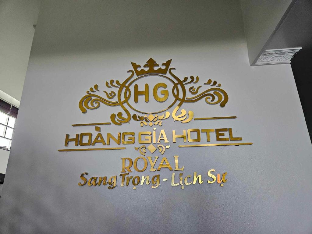 Hoàng Gia Hotel Royal : جدار مع علامة تشير إلى أن المنزل منقوص والضوء الملكي المنقذ.