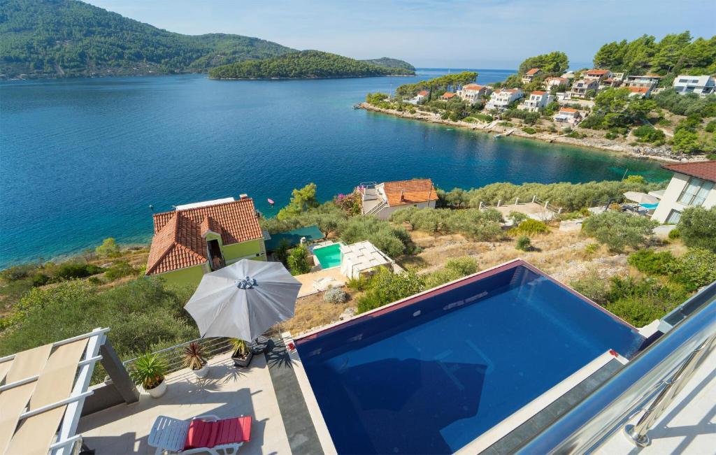 een huis met een zwembad en uitzicht op een meer bij Stunning Home In Vela Luka With Kitchen in Vela Luka