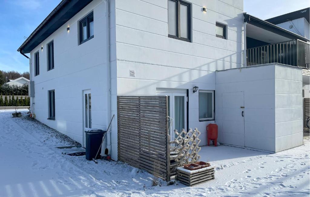 Un bâtiment blanc avec un portail dans la neige dans l'établissement 2 Bedroom Gorgeous Apartment In Bors, à Borås