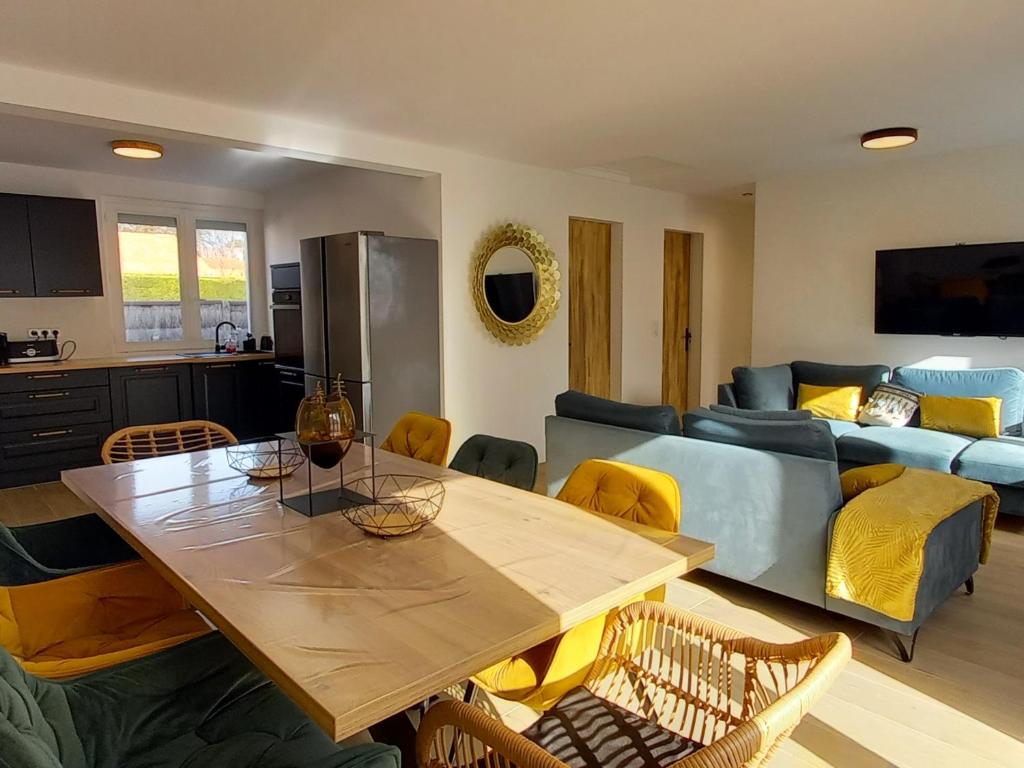 uma sala de estar com uma mesa e um sofá em Maison Saint-Hilaire-de-Riez, 4 pièces, 8 personnes - FR-1-323-507 em Saint-Hilaire-de-Riez