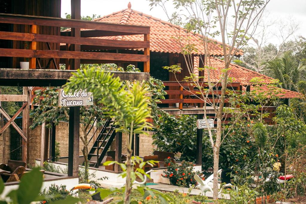 Pousada e Restaurante Amazonia في ألتر دو تشاو: حديقة امام بيت به نباتات