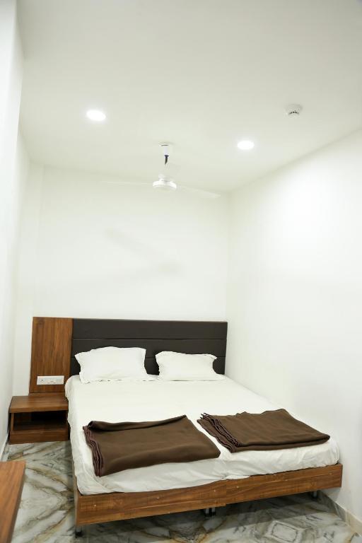 Postel nebo postele na pokoji v ubytování Hotel Aaram Kalupur