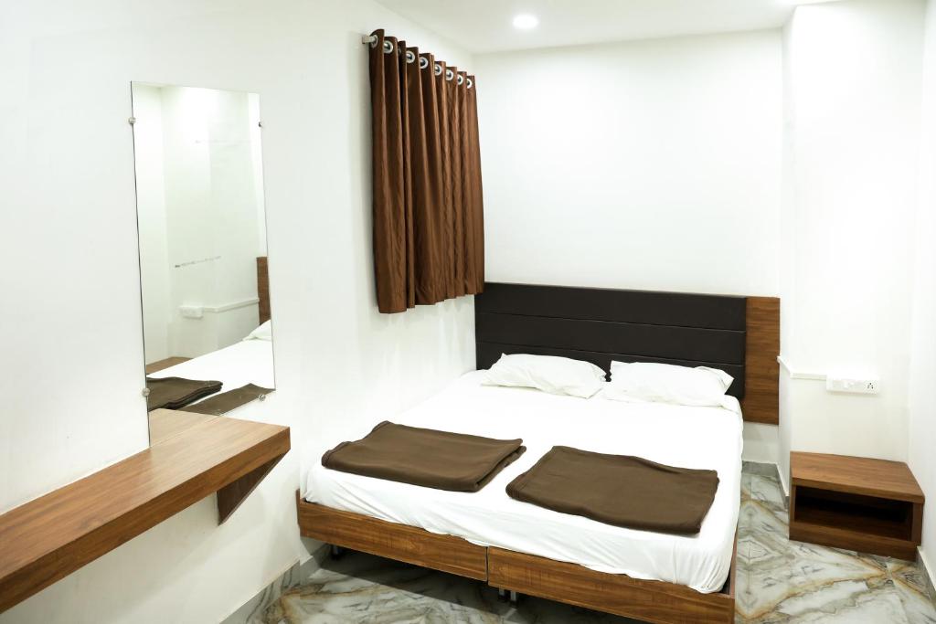Postel nebo postele na pokoji v ubytování Hotel Aaram Kalupur