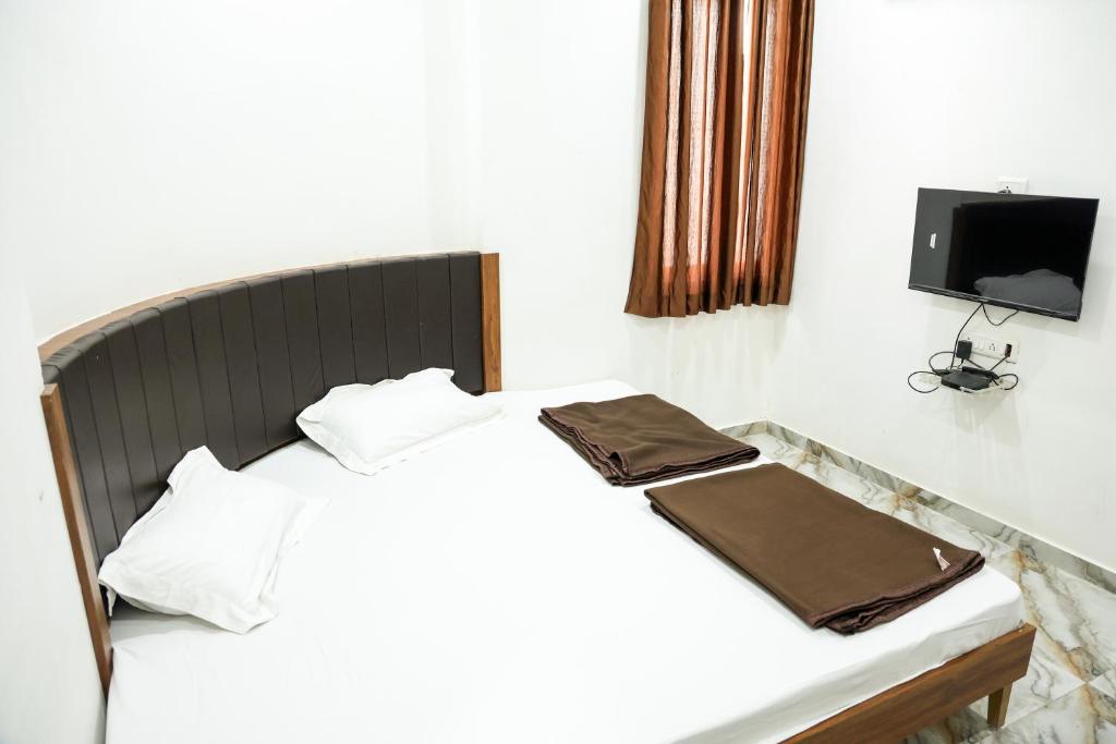 Postel nebo postele na pokoji v ubytování Hotel Aaram Kalupur