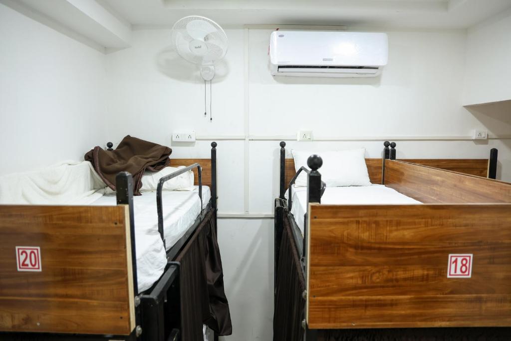 Postel nebo postele na pokoji v ubytování Hotel Aaram Kalupur