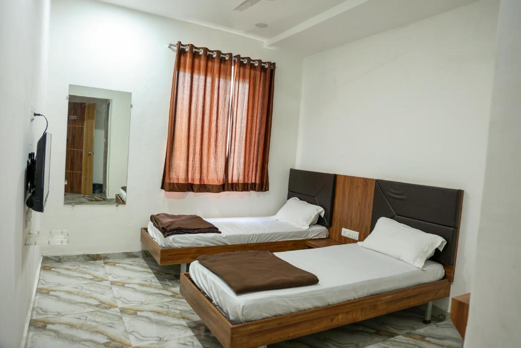 Postel nebo postele na pokoji v ubytování Hotel Aaram Kalupur