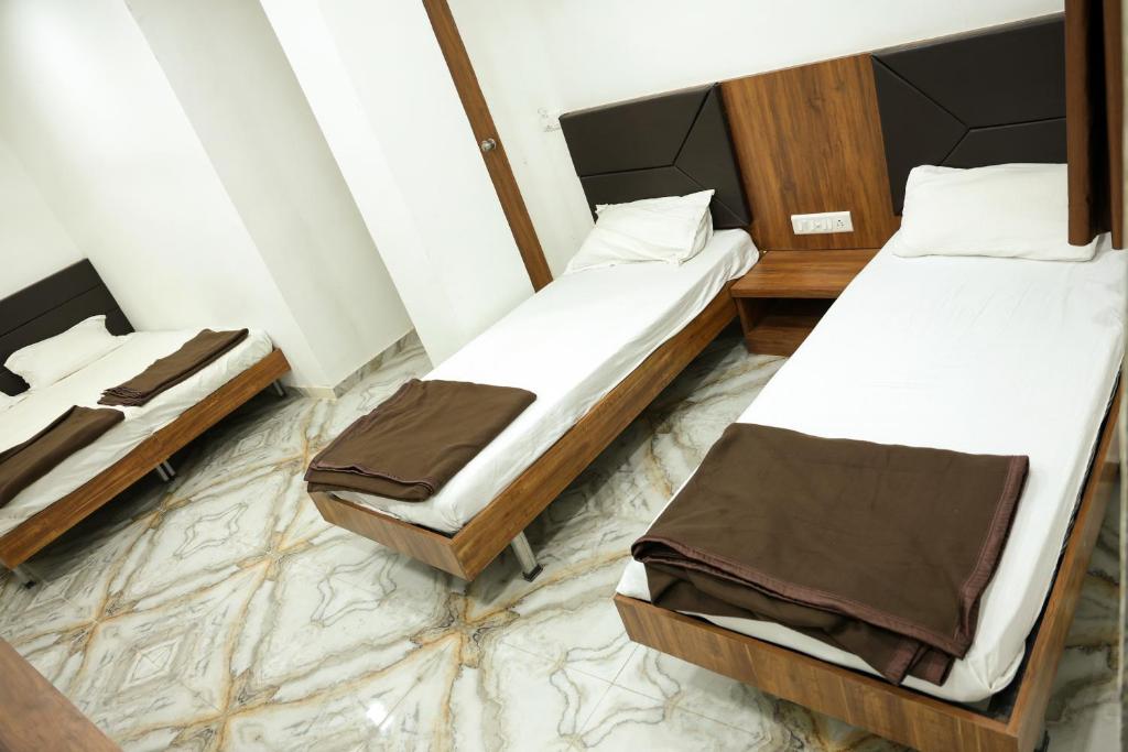 Postel nebo postele na pokoji v ubytování Hotel Aaram Kalupur