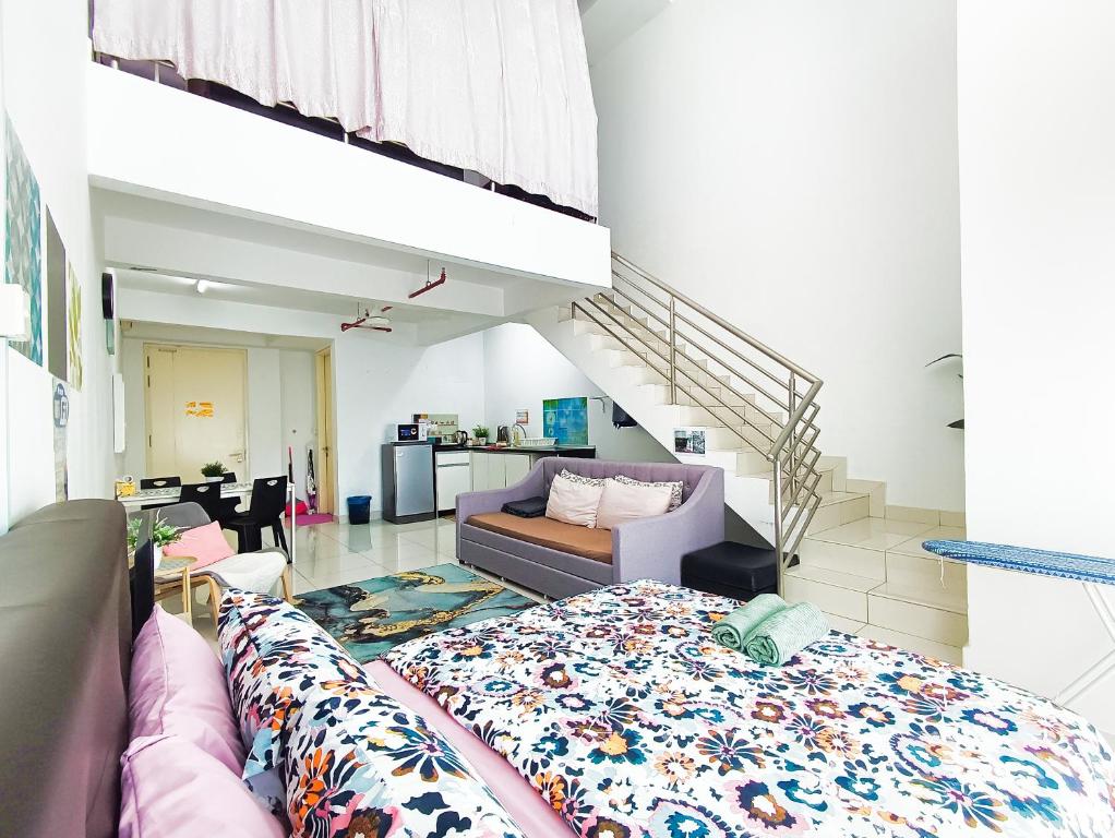 sala de estar con cama y sofá en AZFA Duplex Suite at De Centrum Putrajaya Bangi FREE WIFI en Kajang