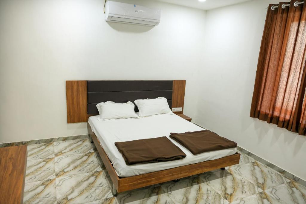 Postel nebo postele na pokoji v ubytování Hotel Aaram Kalupur