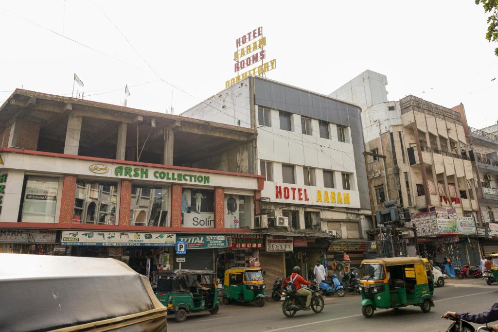 ruchliwa ulica miejska z samochodami, motocyklami i budynkami w obiekcie Hotel Aaram Kalupur w mieście Ahmadabad