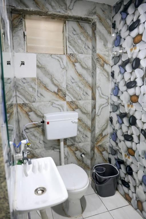 Koupelna v ubytování Hotel Aaram Kalupur