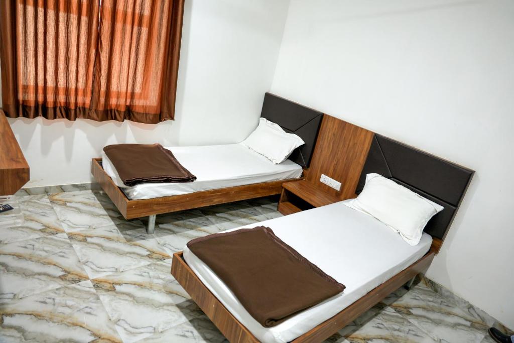 Postel nebo postele na pokoji v ubytování Hotel Aaram Kalupur