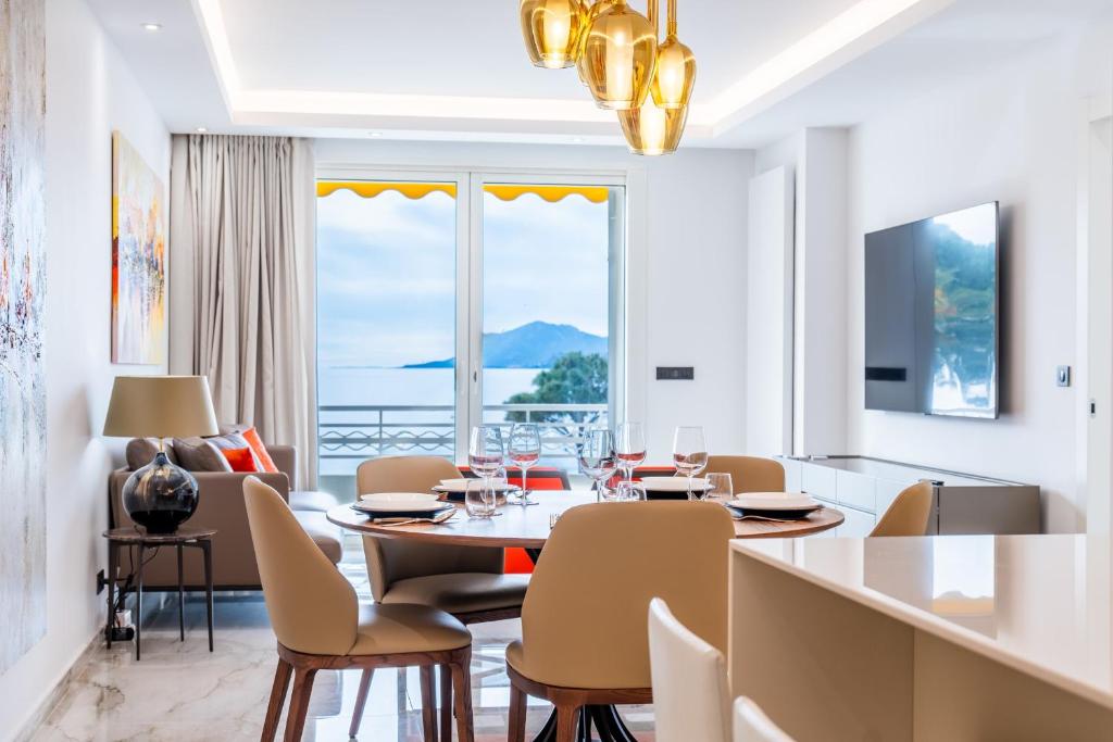 une salle à manger avec une table et des chaises dans l'établissement RARE! Luxury apartment on the Croisette, à Cannes
