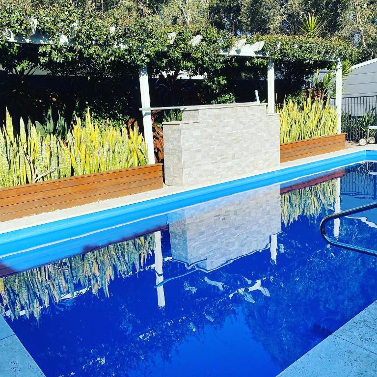 Bazén v ubytování Luxury Stay with Private Heated Pool in Salamander Bay nebo v jeho okolí