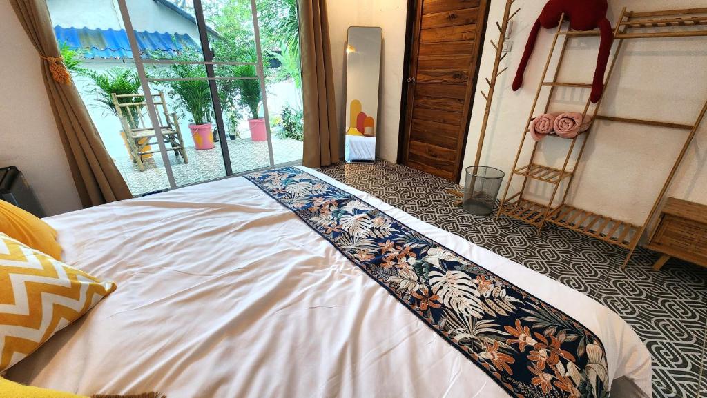 Postel nebo postele na pokoji v ubytování Easy Life Koh Chang