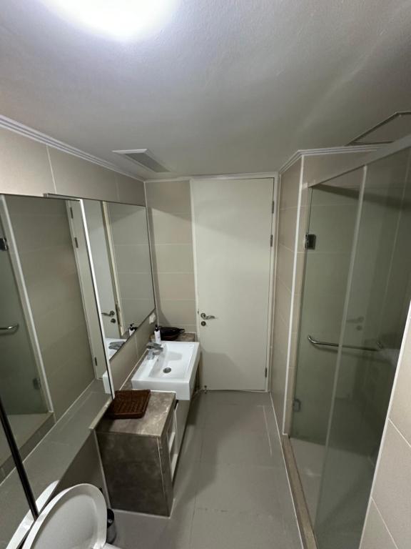 een badkamer met een wastafel, een toilet en een douche bij Хайвилл Астана in Promyshlennyy