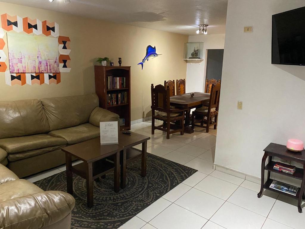 Χώρος καθιστικού στο Spacious Rooftop House w/ King Bed