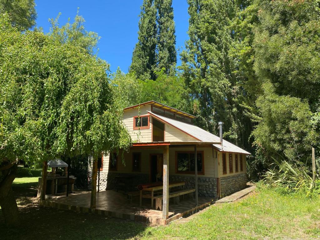 a small house in the middle of a forest at Cabañas Mi Quincho in Parral