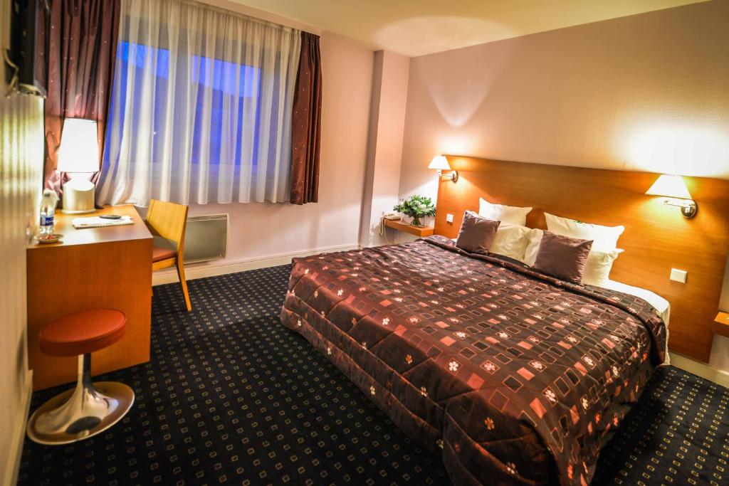 Postel nebo postele na pokoji v ubytování Hôtel Restaurant Logis La Palette