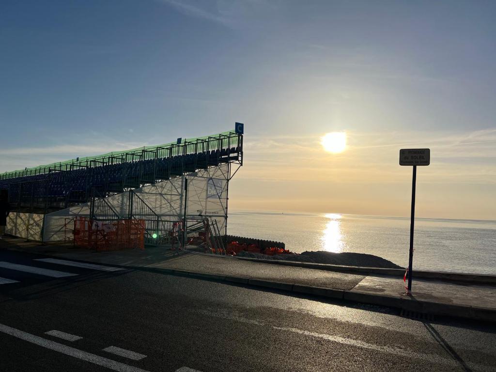 Une rue vide où le soleil se lève au-dessus de l'océan dans l'établissement T2 proche plage et casino, à Menton