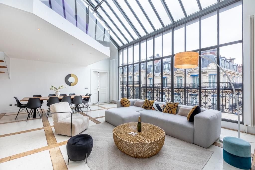 un salon avec un canapé et une table dans l'établissement Sweett - Boccador, à Paris