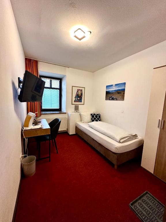 A bed or beds in a room at Bed & Rooms, Wörgl