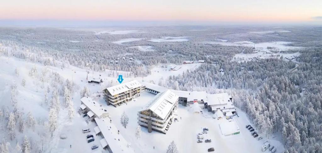- une vue aérienne sur un complexe dans la neige dans l'établissement Kultakero Northern Sky, à Pyhätunturi