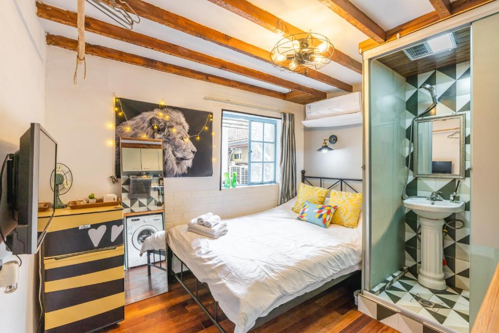 a small room with a bed and a sink at Shanghai Hills&XING 372 Homestay in Shanghai