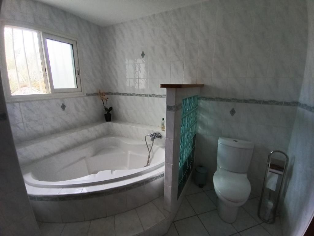 Phòng tắm tại Chambre Vue sur Mer