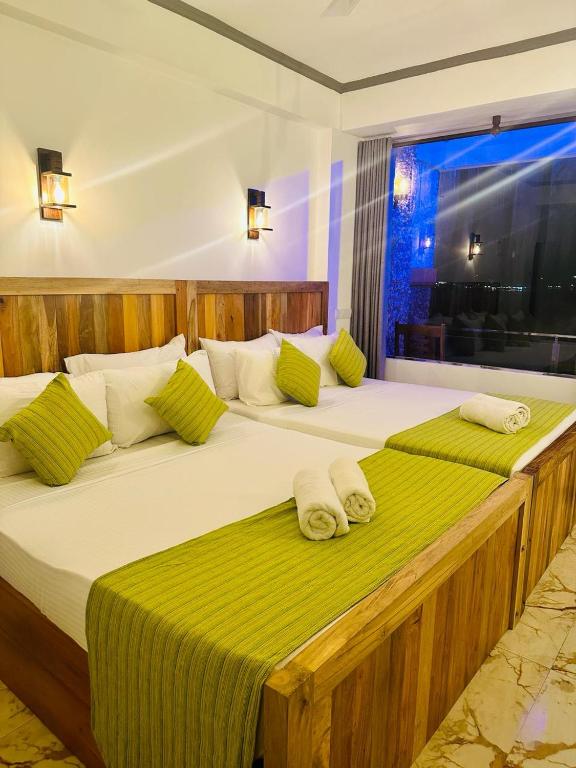 Postel nebo postele na pokoji v ubytování Coral Beach Hotel