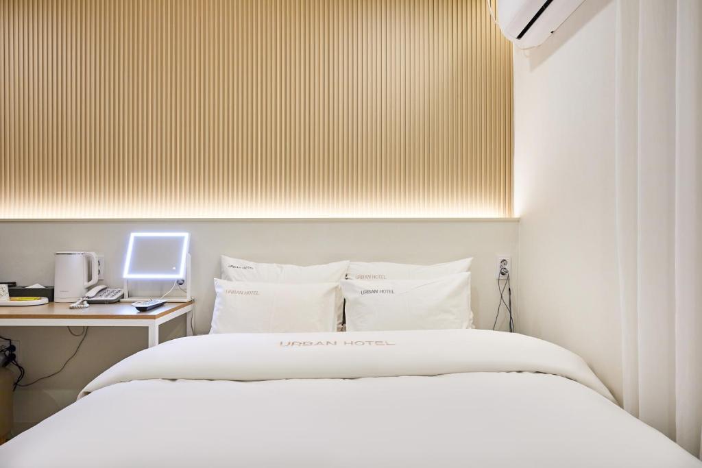 Postel nebo postele na pokoji v ubytování Urban Hotel