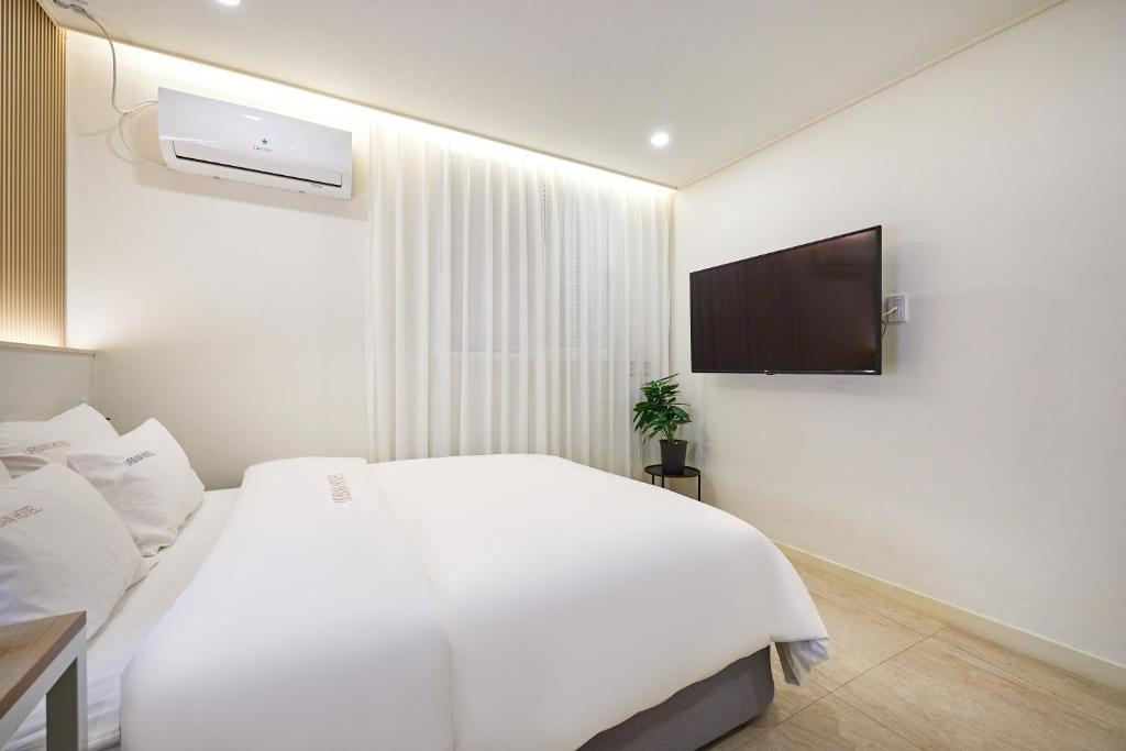 TV a/nebo společenská místnost v ubytování Urban Hotel