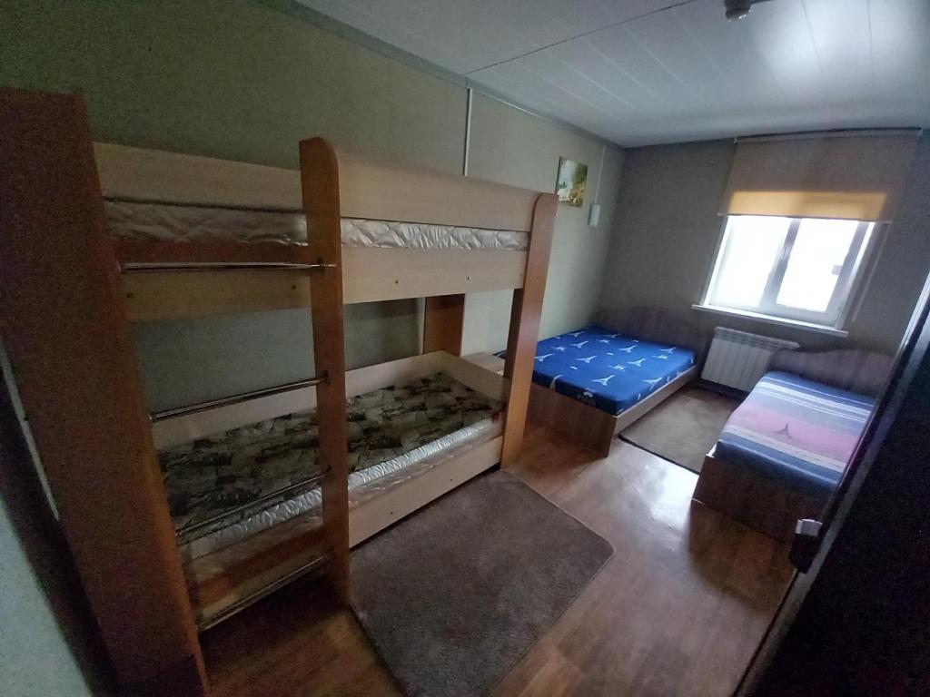 バイカリスクにあるApartmentsの小さなお部屋で、二段ベッド2組が備わります。