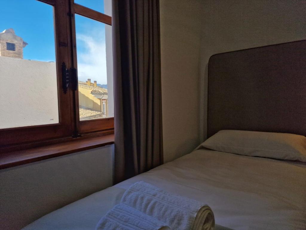 Postel nebo postele na pokoji v ubytování HOSTAL HS CEHEGIN