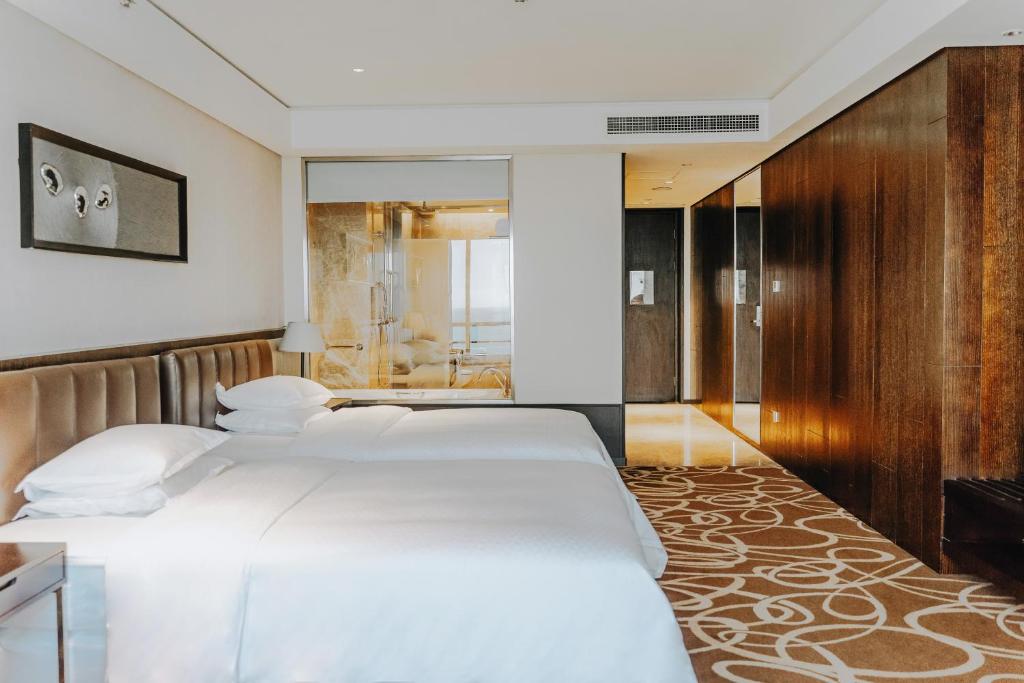 Postel nebo postele na pokoji v ubytování Four Points by Sheraton Qingdao, West Coast